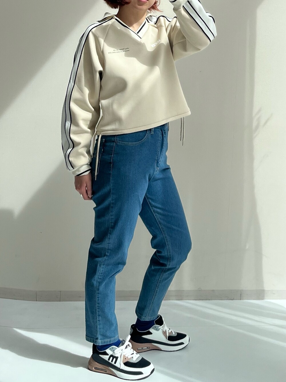 siomiさんの「ｍｏｚ（モズ）後刺しゅうテーパードデニムパンツ（nissen）」を使ったコーディネートの3枚目の写真