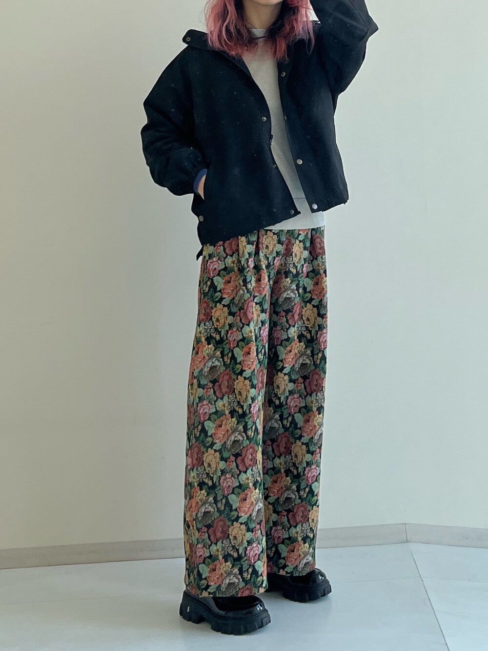 「レディースファッション、スタッフ、レギュラー、冬コーデ、春コーデ、25春イベントコーデ、30代、pattok、ACQUACALDA、Soiunique」｜「nissenの厚底ローファーシューズ（ローファー、ブラック系）」を使った、siomiさん（レディース・167cm）の冬コーディネートの2枚目の写真