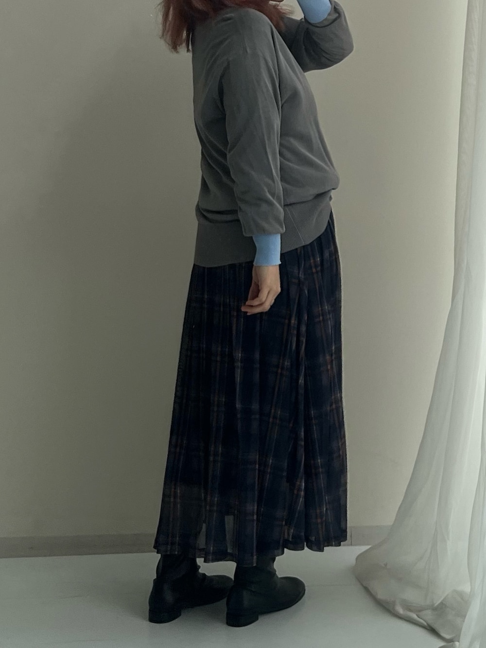 ブルー系のスカート、グレー系のカーディガン/ボレロ、ブラック系のブーツを着用したレディースの春コーディネートの4枚目の写真