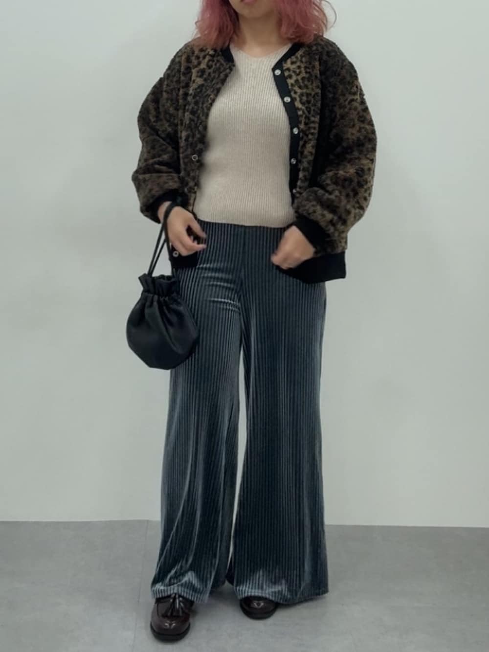 ブルー系のパンツ、ブラウン系のカーディガン/ボレロ、ブラウン系のスニーカーを着用したレディースの秋コーディネートの6枚目の写真