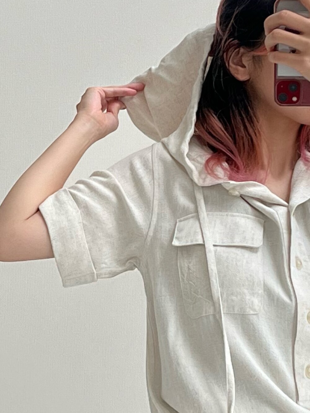 ブラック系のパンツ、ベージュ系のシャツ/ブラウス、ブラック系のサンダルを着用したレディースの夏コーディネートの2枚目の写真
