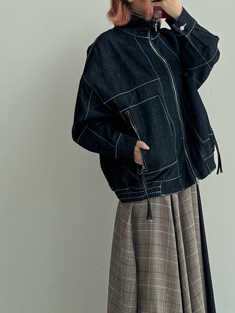 ブルー系のデニムジャケット、ブラウン系のスカートを着用したレディースの秋コーディネートの4枚目の写真