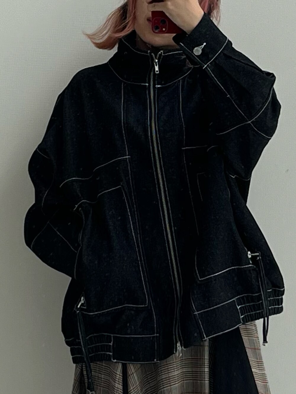 ブルー系のデニムジャケット、ブラウン系のスカートを着用したレディースの秋コーディネートの3枚目の写真