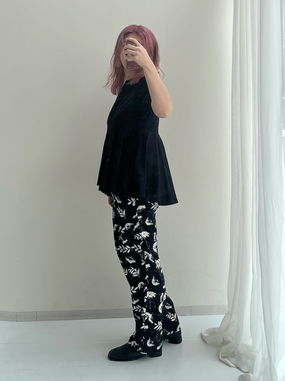 ブラック系のTシャツ/カットソー、ブルー系のその他パンツ、ブラック系のブーツを着用したレディースの春コーディネートの3枚目の写真