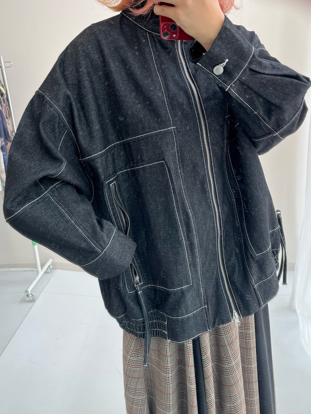 ブルー系のデニムジャケット、ブラウン系のスカートを着用したレディースの秋コーディネートの7枚目の写真