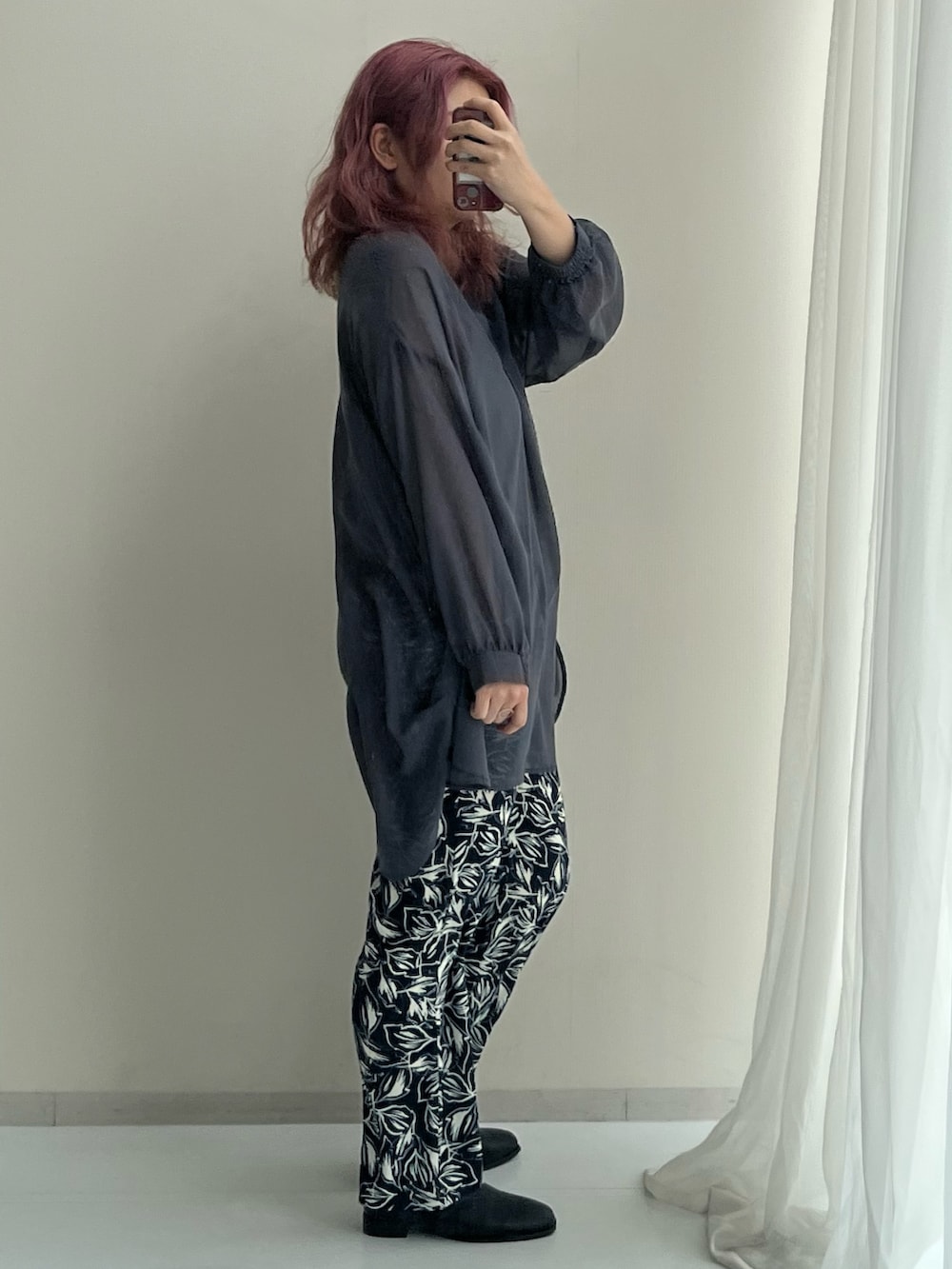 ブルー系のその他パンツ、ブラック系のブーツ、グレー系のチュニックを着用したレディースの春コーディネートの4枚目の写真