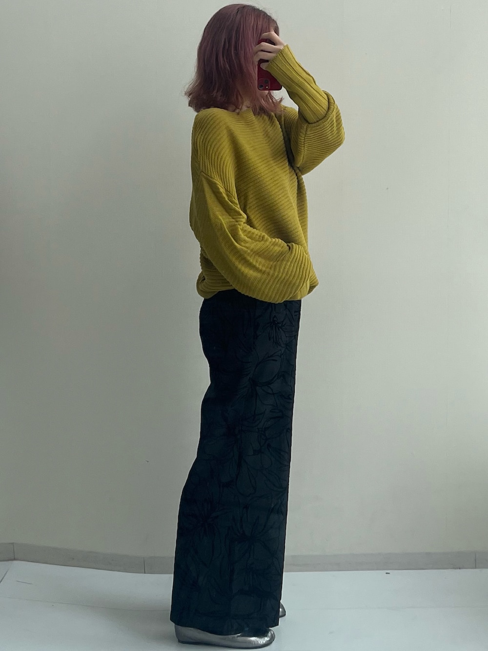 シルバー系のパンプス、ブラック系のその他パンツ、グリーン系のニット/セーターを着用したレディースの秋コーディネートの2枚目の写真