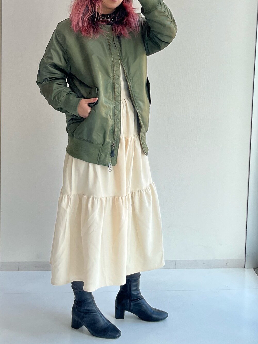 「レディースファッション、スタッフ、レギュラー、冬コーデ、大きいサイズレディースファッション、CHIC STYLE、Smile Land、TTOL、MA-1、ACQUACALDA」｜「nissenのコーデュロイティアードサロペット（オールインワン・サロペット、ホワイト系）」を使った、siomiさん（レディース・167cm）の冬コーディネートの2枚目の写真