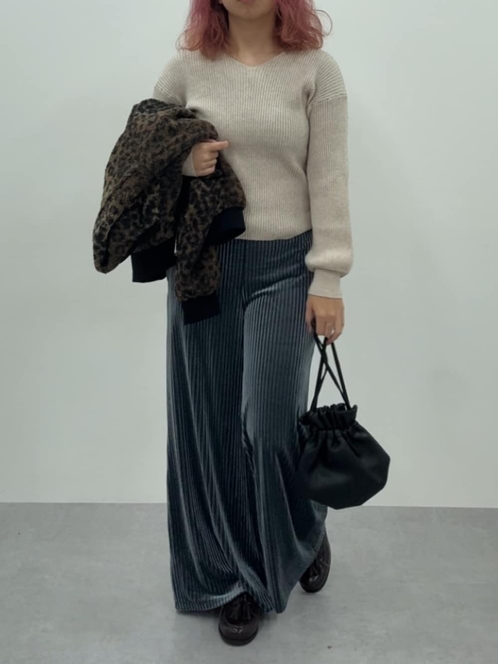 ブルー系のパンツ、ブラウン系のカーディガン/ボレロ、ブラウン系のスニーカーを着用したレディースの秋コーディネートの7枚目の写真