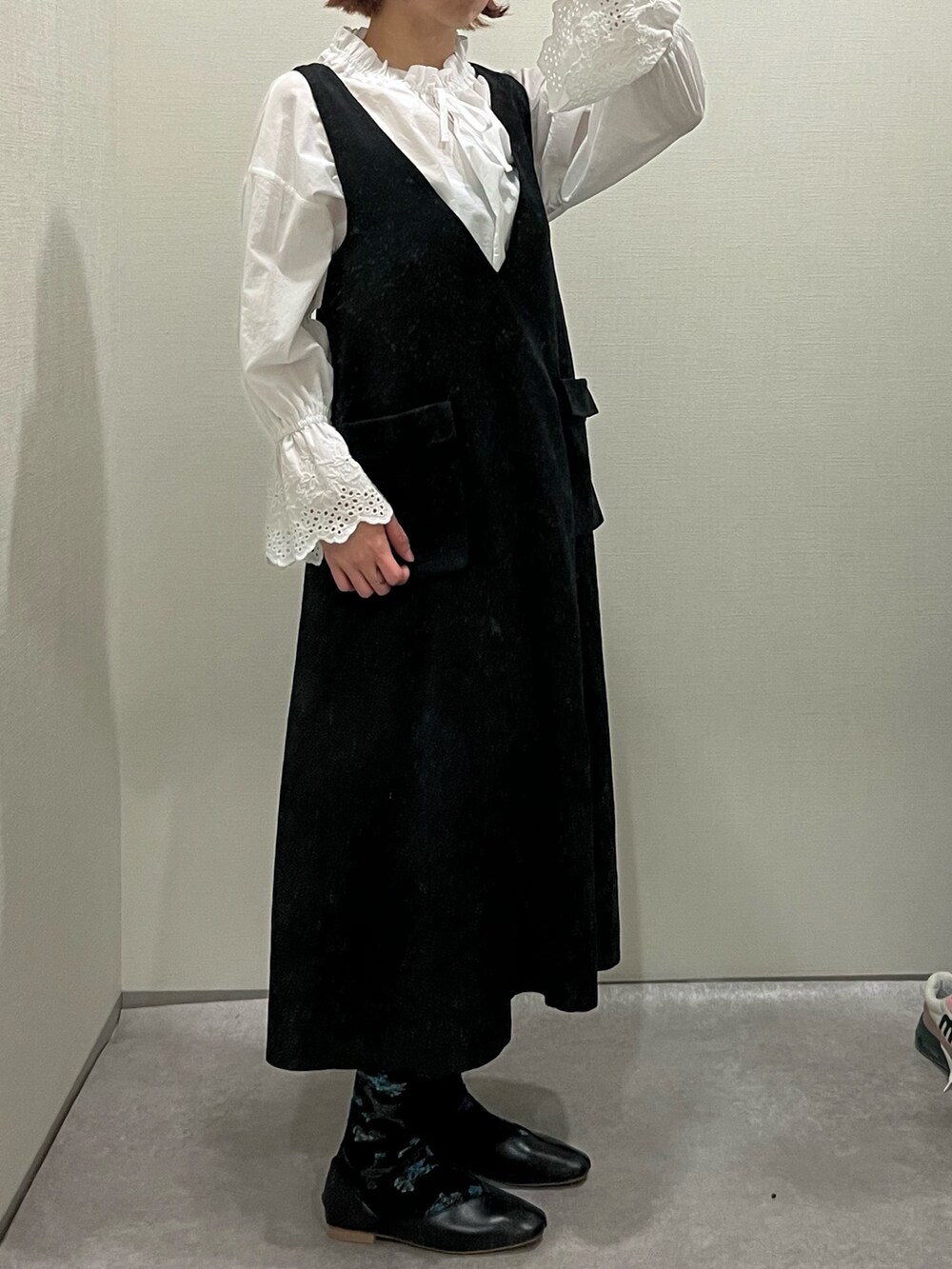 「レディースファッション、スタッフ、レギュラー、25初夏イベントコーデ_レディース、春コーデ、30代、pattok、ACQUACALDA」｜「nissenの深Vネックジャンパースカート（大容量ポケット付）【私の味方服】（ワンピース、ブラック系）」を使った、siomiさん（レディース・167cm）の春コーディネートの2枚目の写真