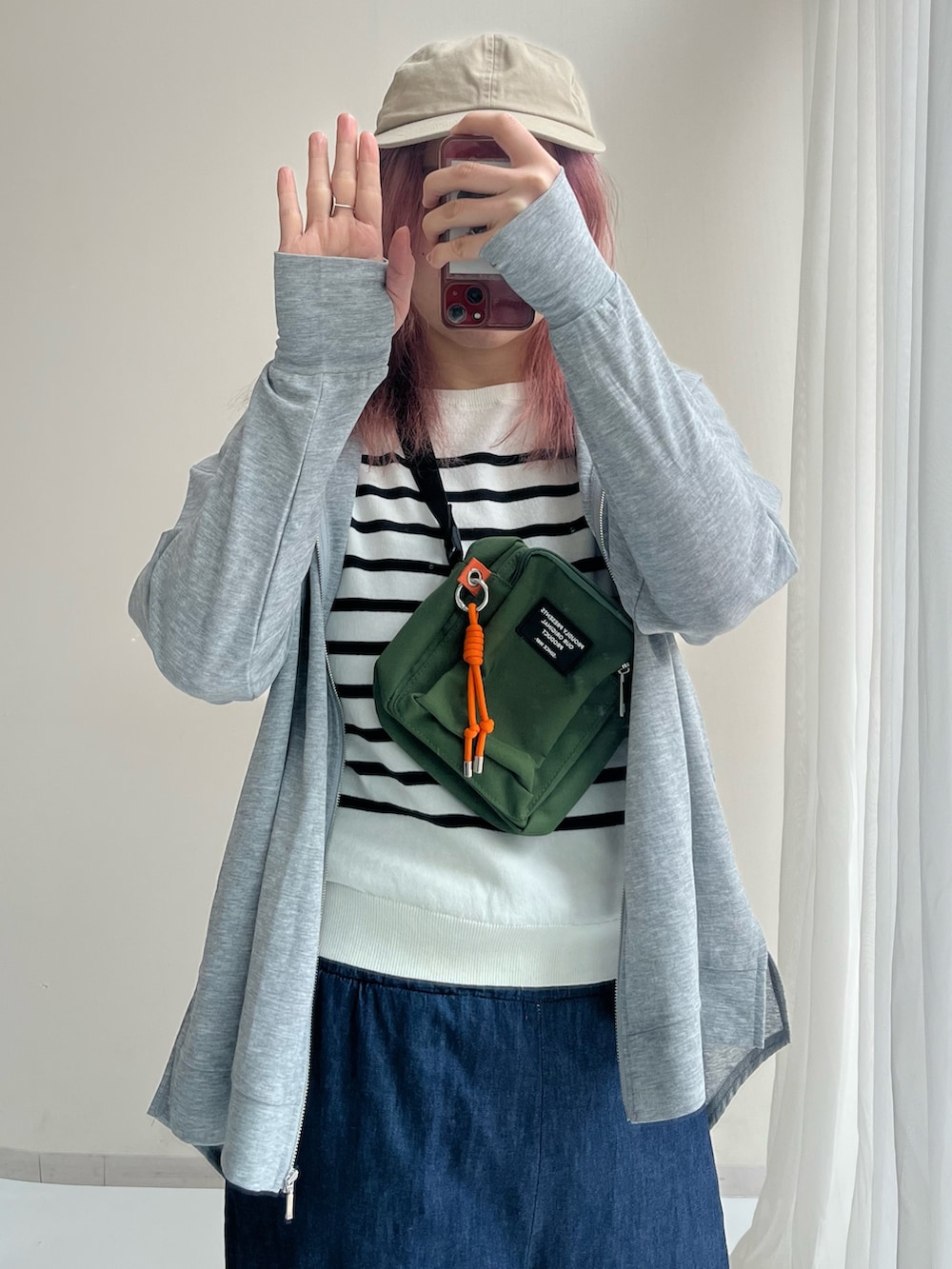 グレー系のセットアップ、ホワイト系のニット/セーター、ブラック系のスニーカーを着用したレディースの春コーディネートの5枚目の写真