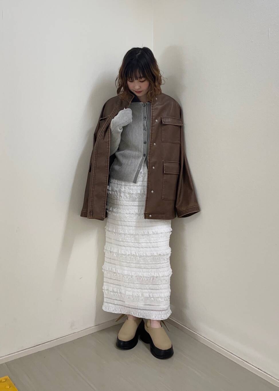 ホワイト系のニット/セーター、ベージュ系のサンダル、ホワイト系のスカートを着用したレディースの冬コーディネートの4枚目の写真