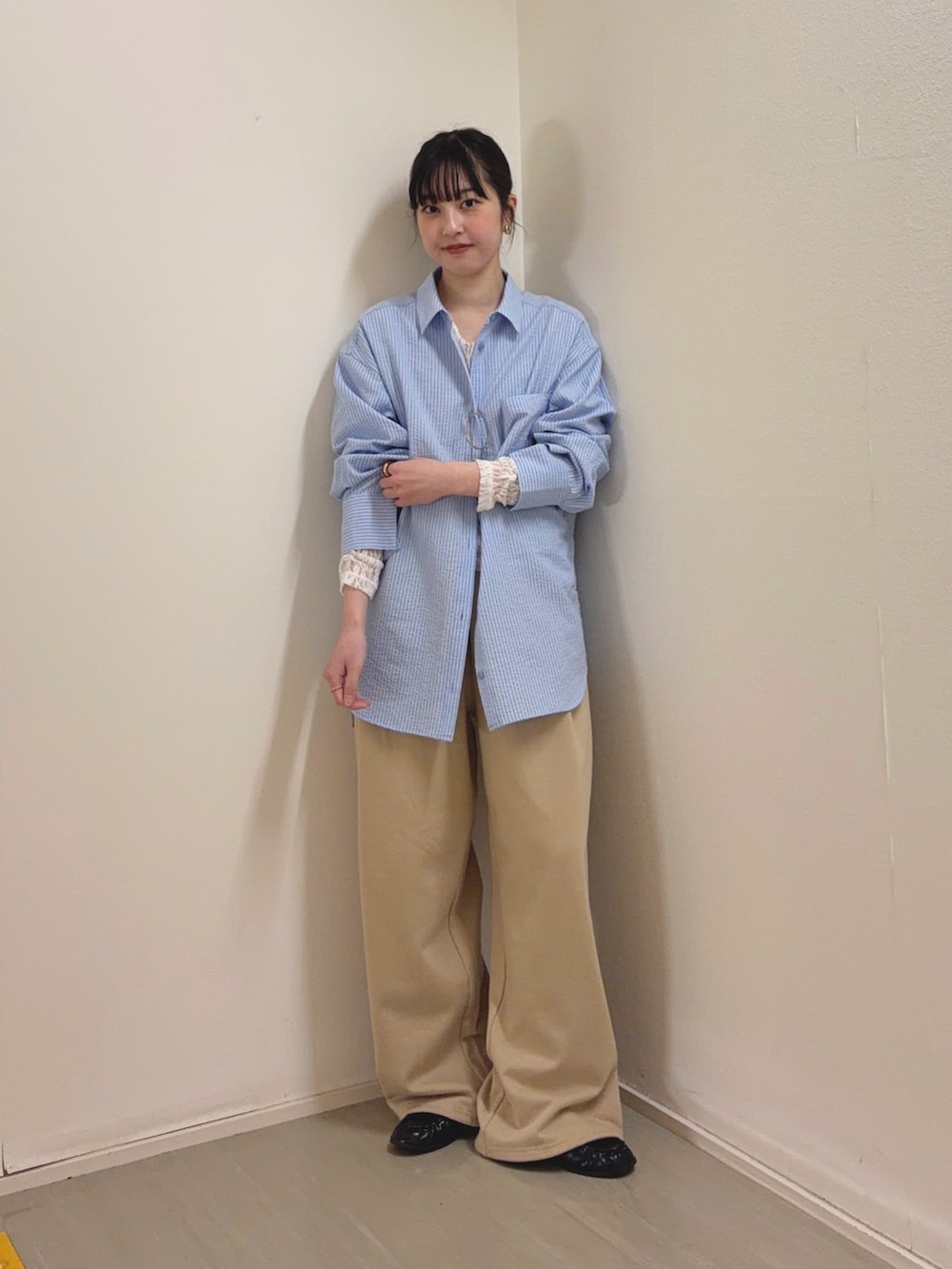 ベージュ系のその他パンツ、ホワイト系のTシャツ/カットソー、ブルー系のシャツ/ブラウスを着用したレディースの春コーディネートの2枚目の写真