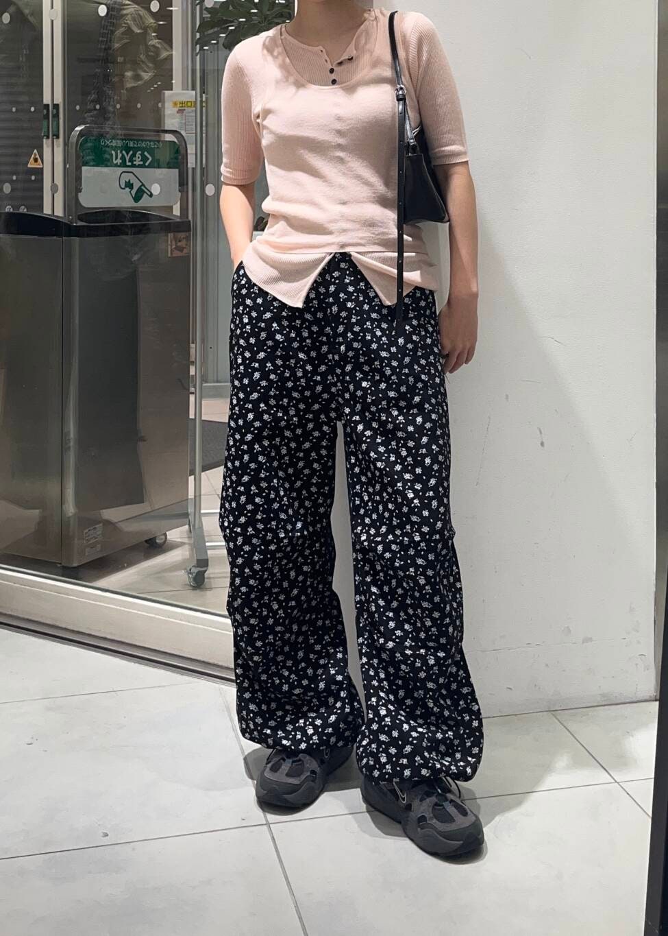 「ニット、カジュアルコーデ、花柄、カーゴパンツ、KBF、夏コーデ、newarrival、サマーニット、レイヤードニット、ドロストパンツ、私のイチ推しブランド」｜「KBFのアシンメトリースリムショルダーBAG（ショルダーバッグ、ブラック系）」を使った、fuurikooさん（レディース・157cm）の夏コーディネートの3枚目の写真