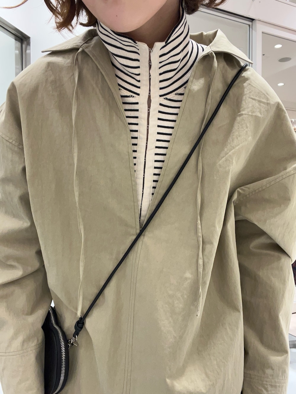 「KBF、kbf_ootd、シャツ、ブラウス、スキッパーシャツ、ボーダー、タートルネック、カットソー、デニム、ワイドデニム、骨格ウェーブ、カジュアルコーデ」｜「KBFのスキッパーオーバーシャツ（シャツ/ブラウス、ベージュ系）」を使った、河野楓佳さん（レディース・157cm）の冬コーディネートの4枚目の写真