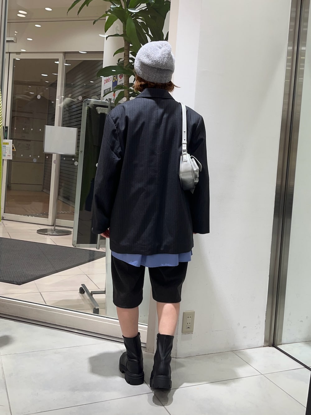 「KBF、kbf_ootd、ジャケット、テーラードジャケット、オーバーサイズ、ハーフパンツ、シャツワンピース、ミニワンピース、シャツスタイル、ブーツ、秋コーデ、冬コーデ、きれいめカジュアル、骨格ウェーブ」｜「KBFのヘムタックミニシャツワンピース（ワンピース、ブルー系）」を使った、fuurikooさん（レディース・157cm）の秋コーディネートの3枚目の写真