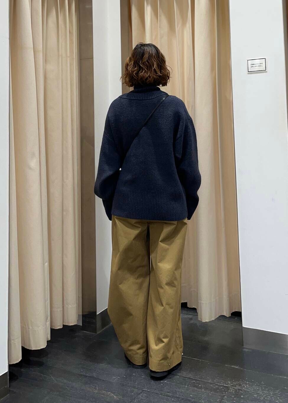 ブラック系のブーツ、ベージュ系のその他パンツ、ブルー系のニット/セーターを着用したレディースの秋コーディネートの3枚目の写真