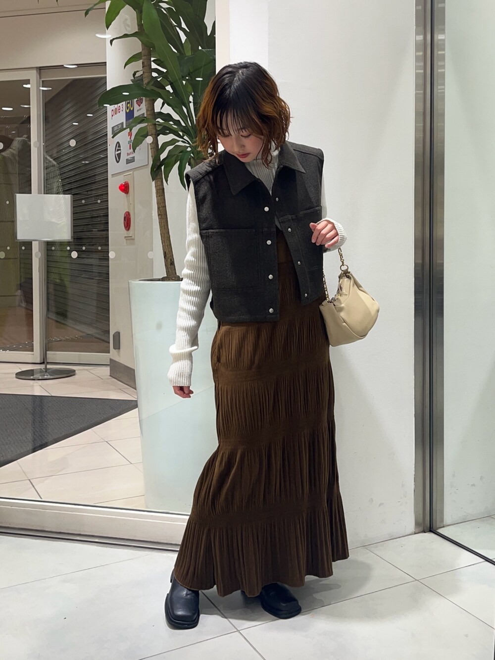 「KBF、ワンピース、ベロア、キャミワンピ、ベスト、タートルネック、きれいめカジュアル、秋コーデ、骨格ウェーブ」｜「KBFのメルトンコンパクトベスト（その他アウター、ブラウン系）」を使った、fuurikooさん（レディース・157cm）の冬コーディネートの2枚目の写真