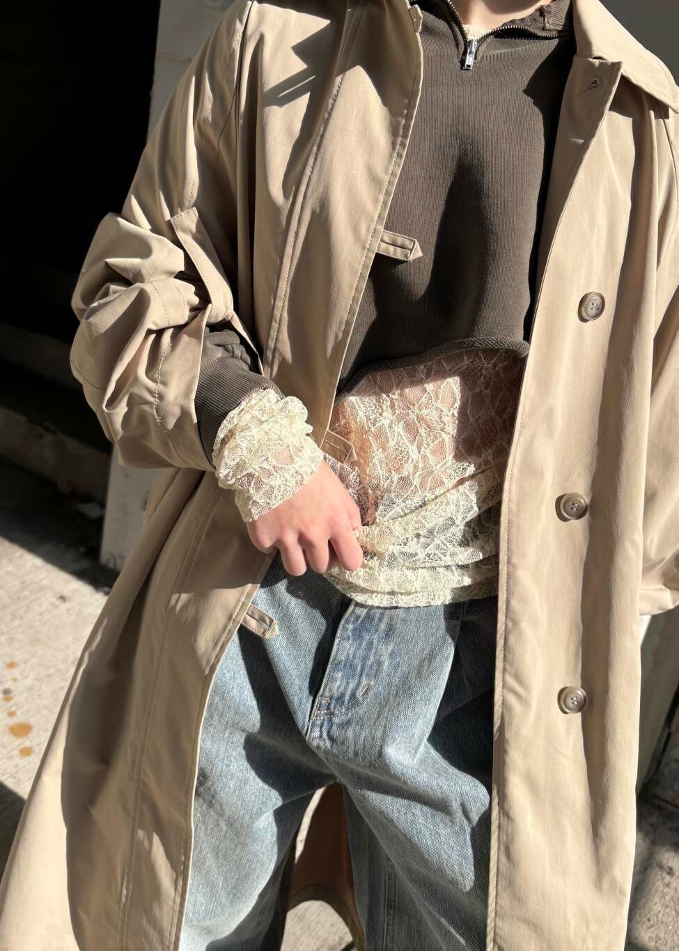 ブルー系のデニムパンツ、ベージュ系のサンダル、ブラウン系のスウェットを着用したレディースの冬コーディネートの3枚目の写真