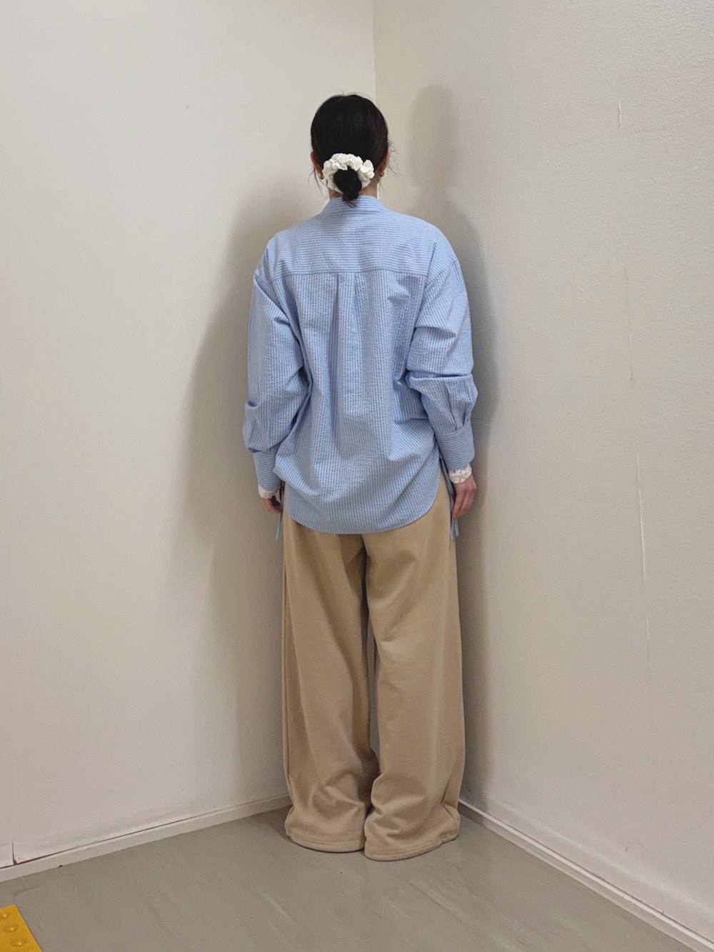 ベージュ系のその他パンツ、ホワイト系のTシャツ/カットソー、ブルー系のシャツ/ブラウスを着用したレディースの春コーディネートの5枚目の写真