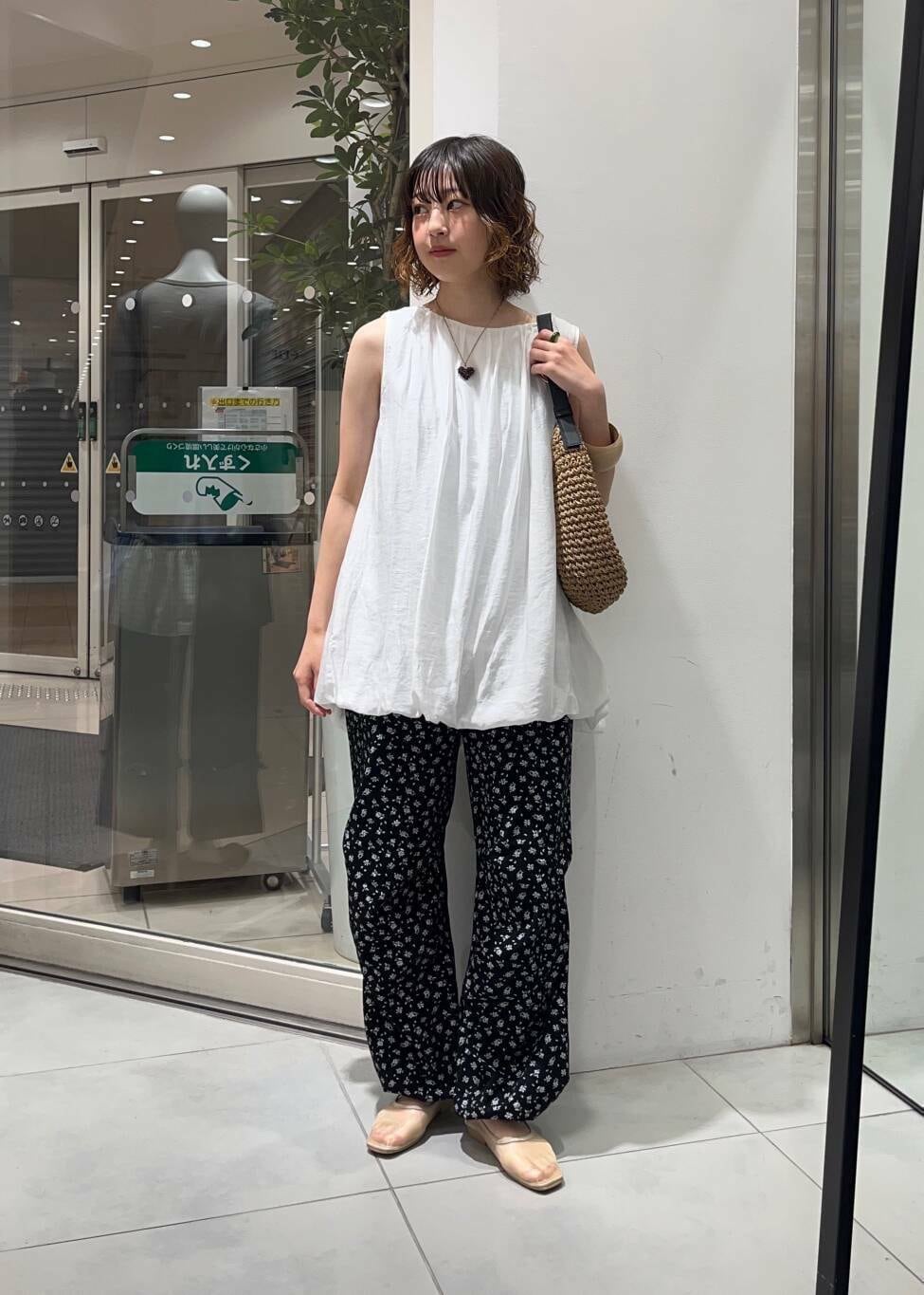 「センスオブプレイス、大人カジュアル、カーゴパンツ、KBF、夏コーデ、newarrival、休日スタイル、チュニック、サンダルコーデ、フラワー、旅行コーデ、ドロストパンツ、バルーン、骨格ウェーブ、私のイチ推しブランド」|「RODE SKOのプチワンハンドルペーパートートバッグ(トートバッグ、イエロー系)」を使った、fuurikooさん(レディース・157cm)の春コーディネートの2枚目の写真