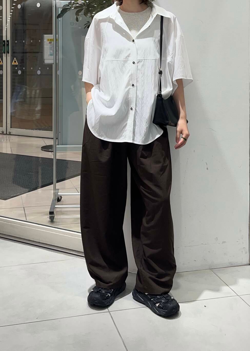 「シャツ、大人カジュアル、ワイドパンツ、KBF、夏コーデ、newarrival、休日スタイル、ウエストゴム、旅行コーデ、骨格ウェーブ、私のイチ推しブランド、トレンドシャツ」｜「KBFのクロップドタンクトップ（タンクトップ、ベージュ系）」を使った、fuurikooさん（レディース・157cm）の春コーディネートの4枚目の写真