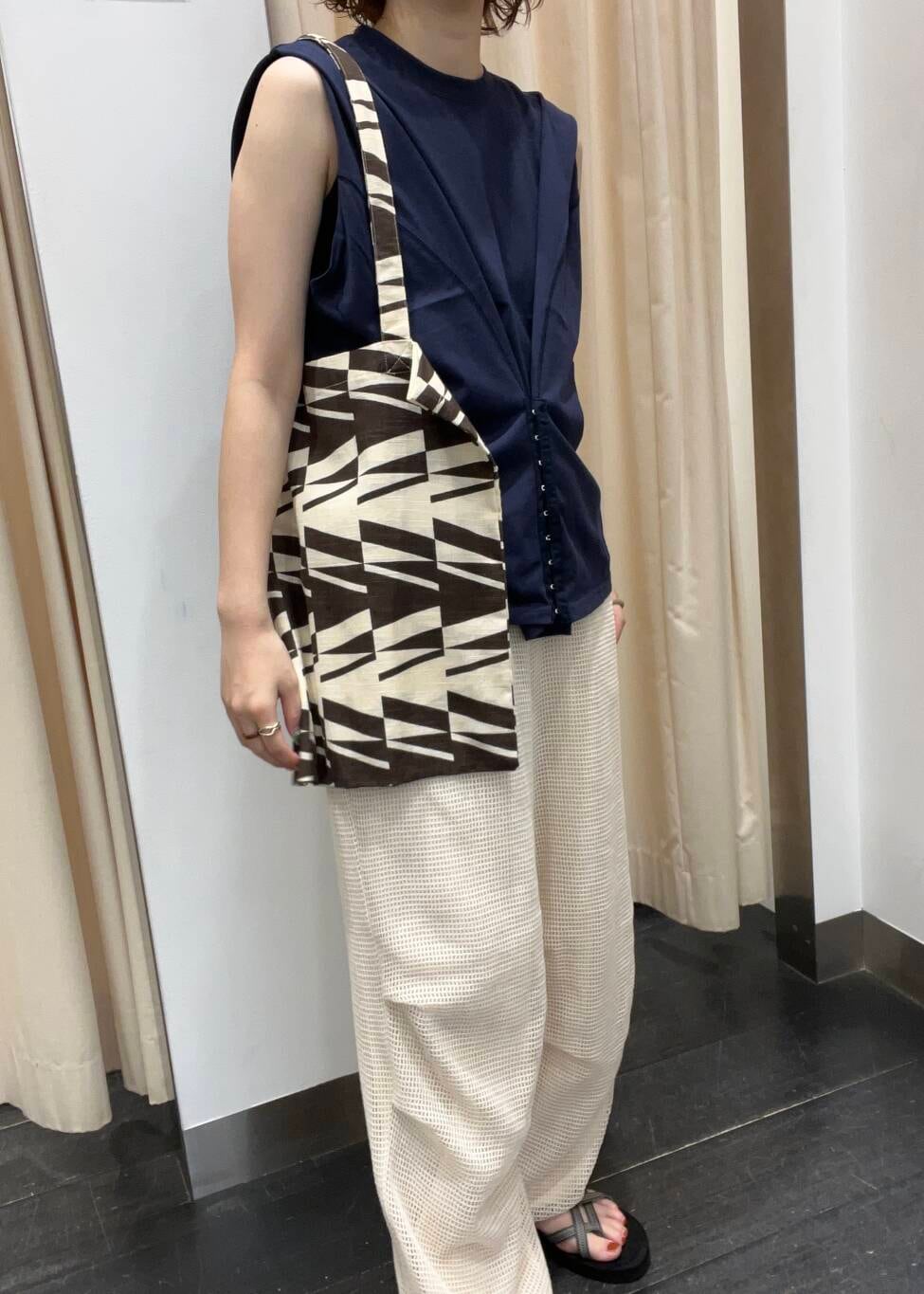 ベージュ系のその他パンツ、ブルー系のTシャツ/カットソーを着用したレディースの夏コーディネートの3枚目の写真
