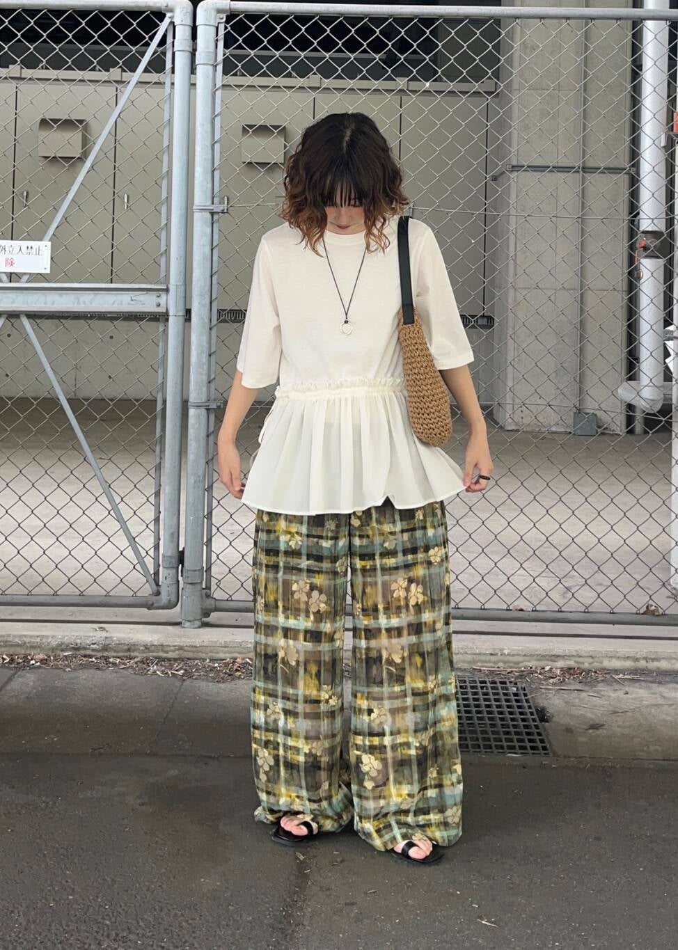 「大人カジュアル、ワイドパンツ、Tシャツ、KBF、夏コーデ、シアーパンツ、ジャガードパンツ、骨格ウェーブ、汗ジミ防止、私のイチ推しブランド、ペプラムデザイン、夏の涼し気パンツコーデ」｜「RODE SKOのプチワンハンドルペーパートートバッグ（トートバッグ、イエロー系）」を使った、河野楓佳さん（レディース・157cm）の夏コーディネートの3枚目の写真