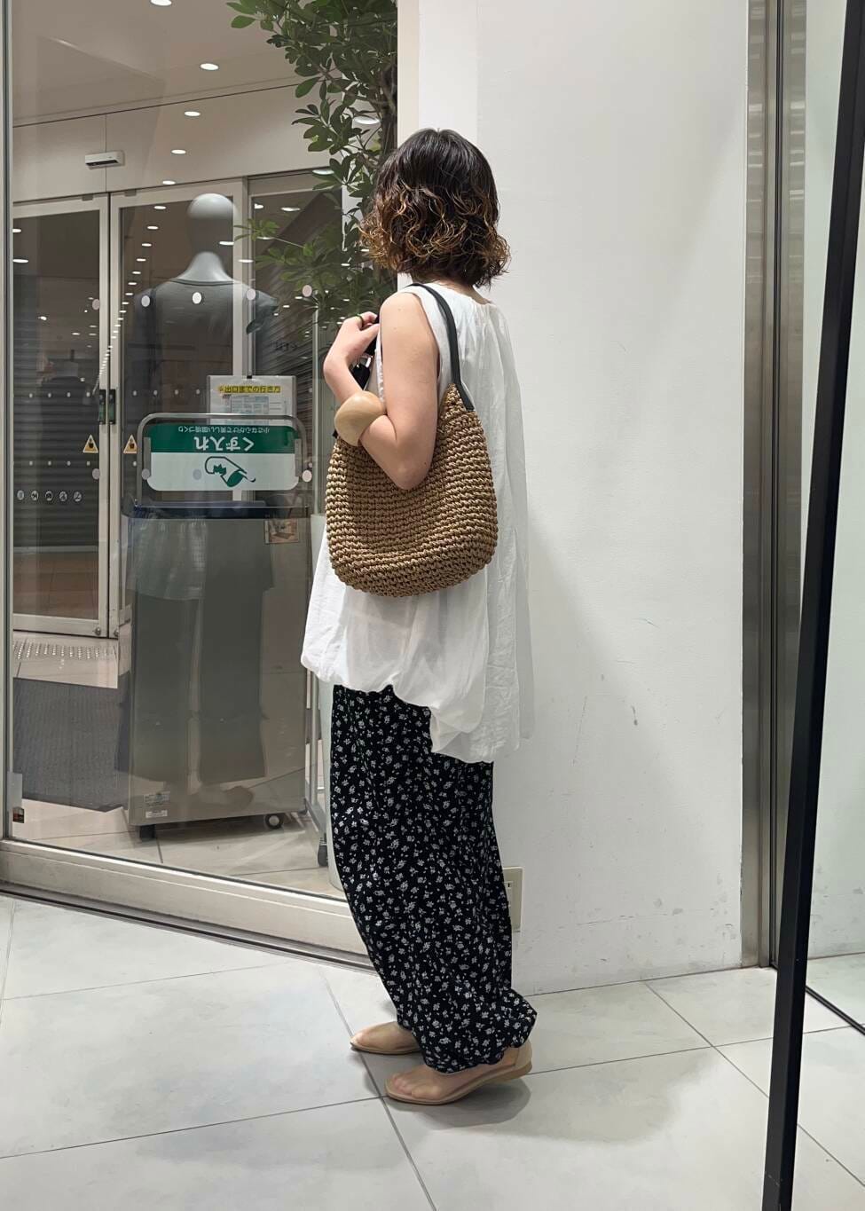 「センスオブプレイス、大人カジュアル、カーゴパンツ、KBF、夏コーデ、newarrival、休日スタイル、チュニック、サンダルコーデ、フラワー、旅行コーデ、ドロストパンツ、バルーン、骨格ウェーブ、私のイチ推しブランド」|「RODE SKOのプチワンハンドルペーパートートバッグ(トートバッグ、イエロー系)」を使った、fuurikooさん(レディース・157cm)の春コーディネートの3枚目の写真
