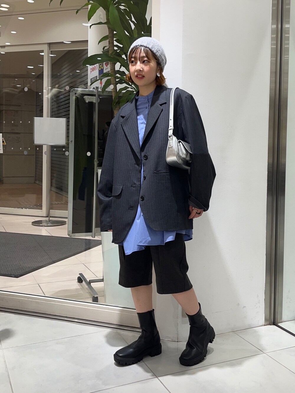 「KBF、kbf_ootd、ジャケット、テーラードジャケット、オーバーサイズ、ハーフパンツ、シャツワンピース、ミニワンピース、シャツスタイル、ブーツ、秋コーデ、冬コーデ、きれいめカジュアル、骨格ウェーブ」｜「KBFのヘムタックミニシャツワンピース（ワンピース、ブルー系）」を使った、fuurikooさん（レディース・157cm）の秋コーディネートの2枚目の写真