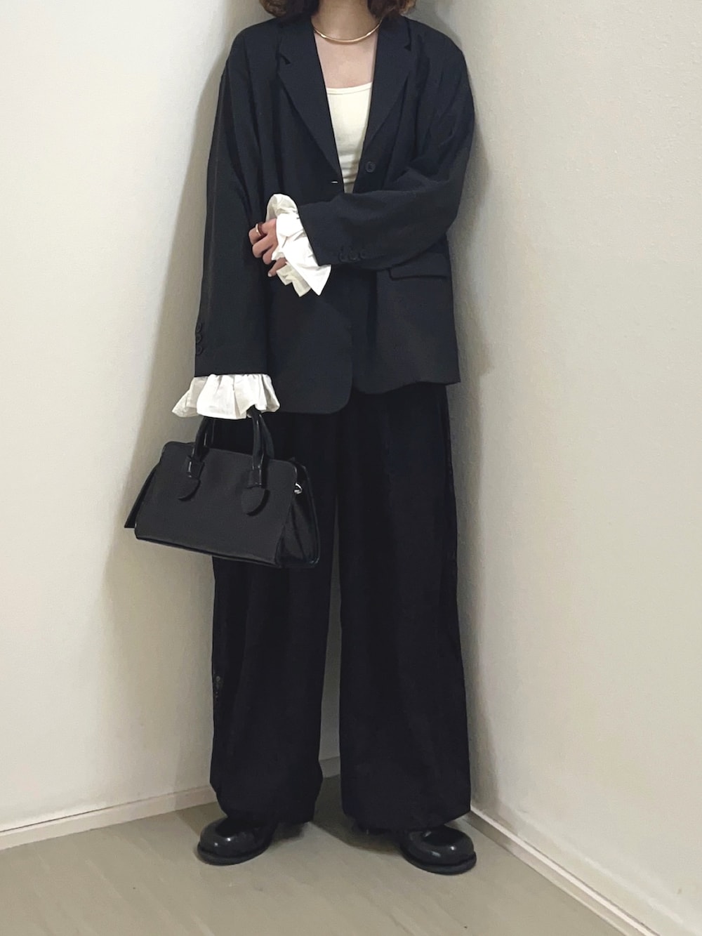 グレー系のその他アウター、ホワイト系のキャミソール、ブラック系のその他パンツを着用したレディースの冬コーディネートの5枚目の写真