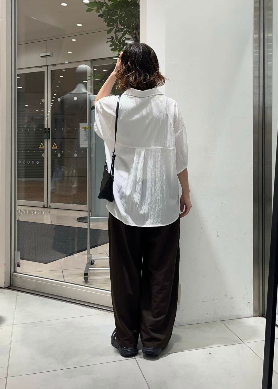 「シャツ、大人カジュアル、ワイドパンツ、KBF、夏コーデ、newarrival、休日スタイル、ウエストゴム、旅行コーデ、骨格ウェーブ、私のイチ推しブランド、トレンドシャツ」｜「KBFのクロップドタンクトップ（タンクトップ、ベージュ系）」を使った、fuurikooさん（レディース・157cm）の春コーディネートの3枚目の写真
