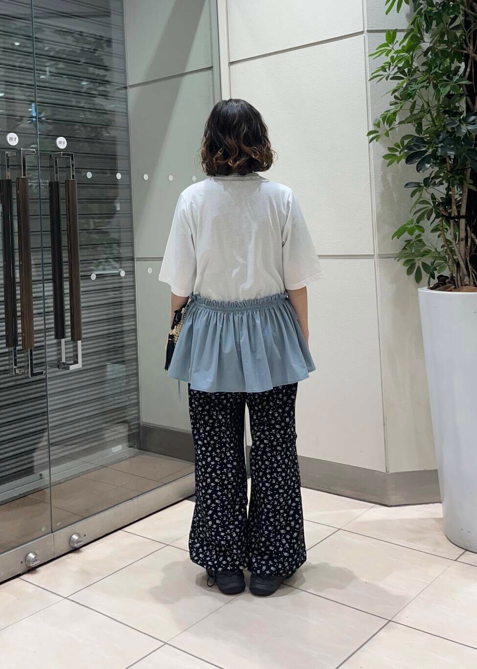 ベージュ系のショルダーバッグ、ブラック系のその他パンツ、ホワイト系のTシャツ/カットソーを着用したレディースの夏コーディネートの4枚目の写真