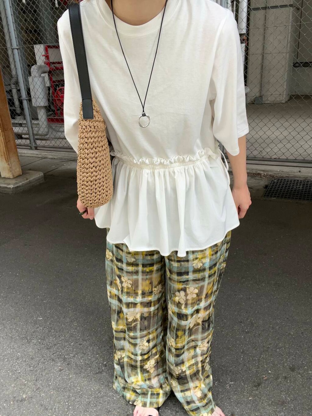 「大人カジュアル、ワイドパンツ、Tシャツ、KBF、夏コーデ、シアーパンツ、ジャガードパンツ、骨格ウェーブ、汗ジミ防止、私のイチ推しブランド、ペプラムデザイン、夏の涼し気パンツコーデ」｜「RODE SKOのプチワンハンドルペーパートートバッグ（トートバッグ、イエロー系）」を使った、河野楓佳さん（レディース・157cm）の夏コーディネートの5枚目の写真