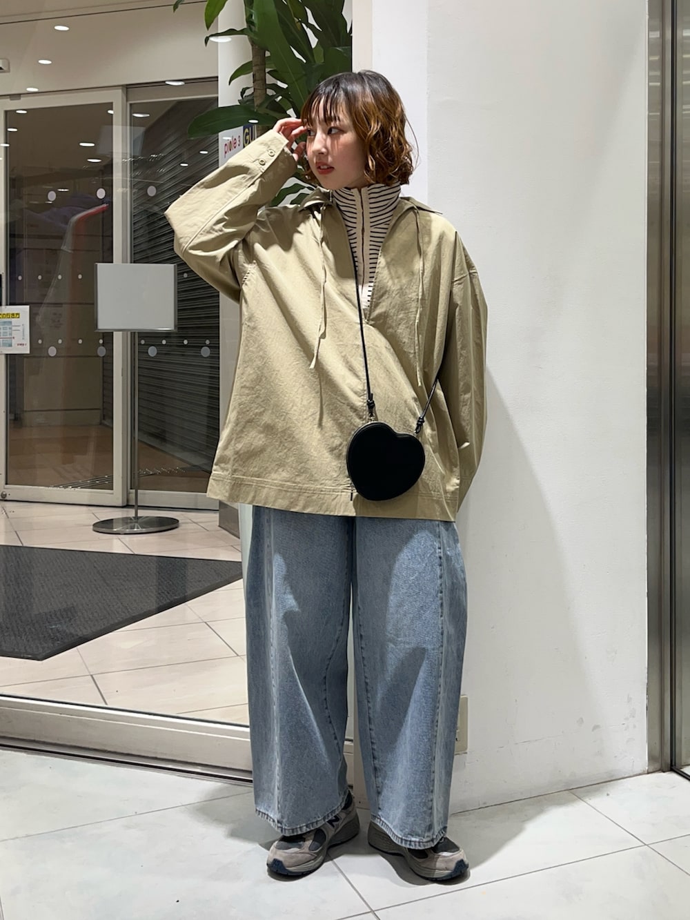 「KBF、kbf_ootd、シャツ、ブラウス、スキッパーシャツ、ボーダー、タートルネック、カットソー、デニム、ワイドデニム、骨格ウェーブ、カジュアルコーデ」｜「KBFのスキッパーオーバーシャツ（シャツ/ブラウス、ベージュ系）」を使った、河野楓佳さん（レディース・157cm）の冬コーディネートの2枚目の写真