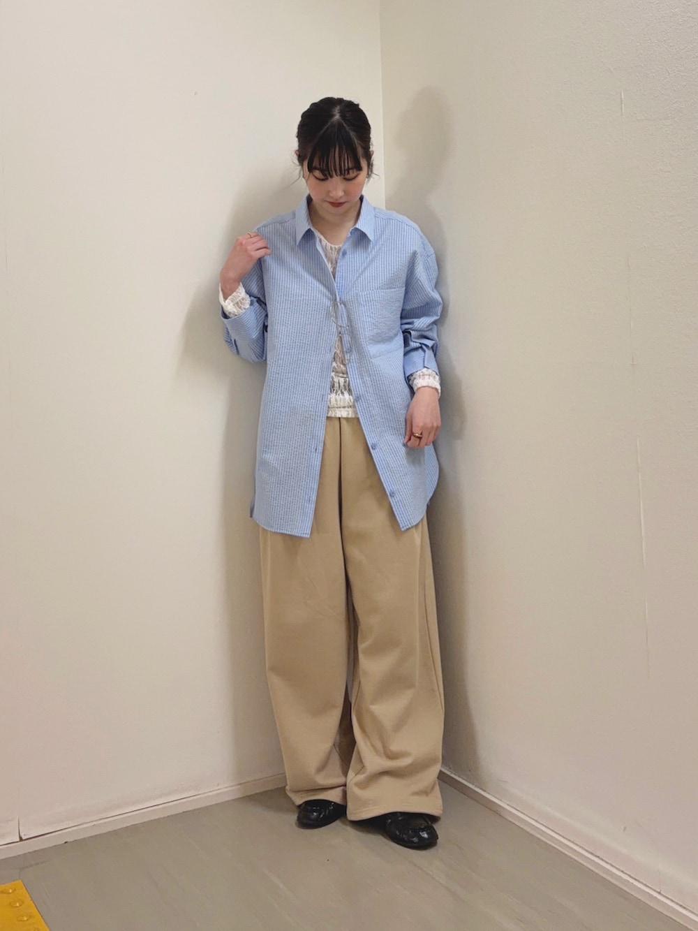 ベージュ系のその他パンツ、ホワイト系のTシャツ/カットソー、ブルー系のシャツ/ブラウスを着用したレディースの春コーディネートの3枚目の写真