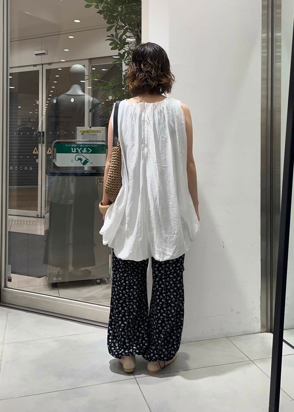 「センスオブプレイス、大人カジュアル、カーゴパンツ、KBF、夏コーデ、newarrival、休日スタイル、チュニック、サンダルコーデ、フラワー、旅行コーデ、ドロストパンツ、バルーン、骨格ウェーブ、私のイチ推しブランド」|「RODE SKOのプチワンハンドルペーパートートバッグ(トートバッグ、イエロー系)」を使った、fuurikooさん(レディース・157cm)の春コーディネートの4枚目の写真