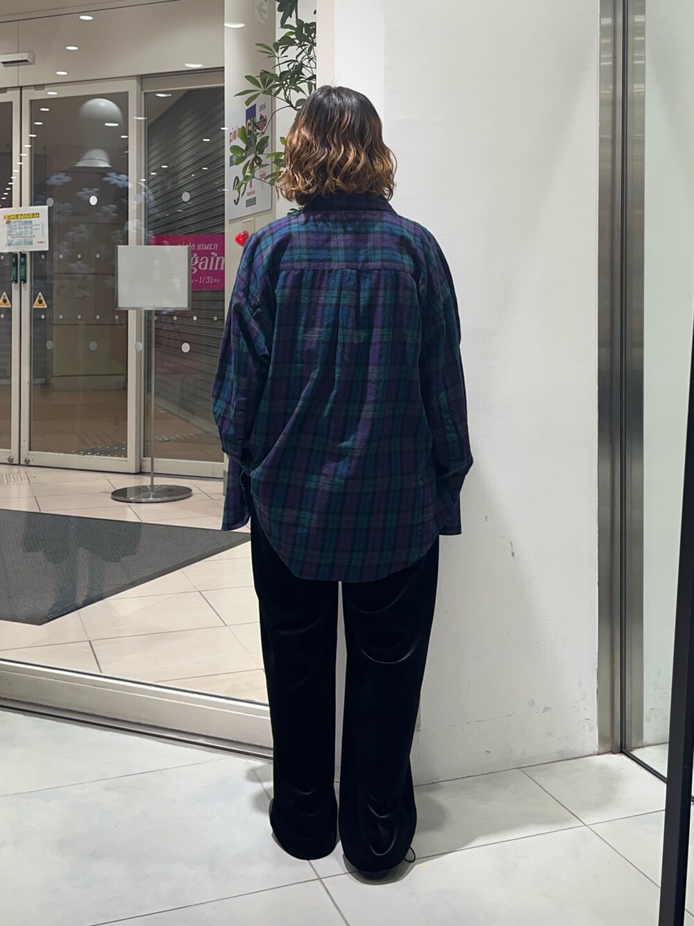 グリーン系のシャツ/ブラウス、ブラック系のサロペット/オーバーオール、ブラック系のバレエシューズを着用したレディースの冬コーディネートの3枚目の写真