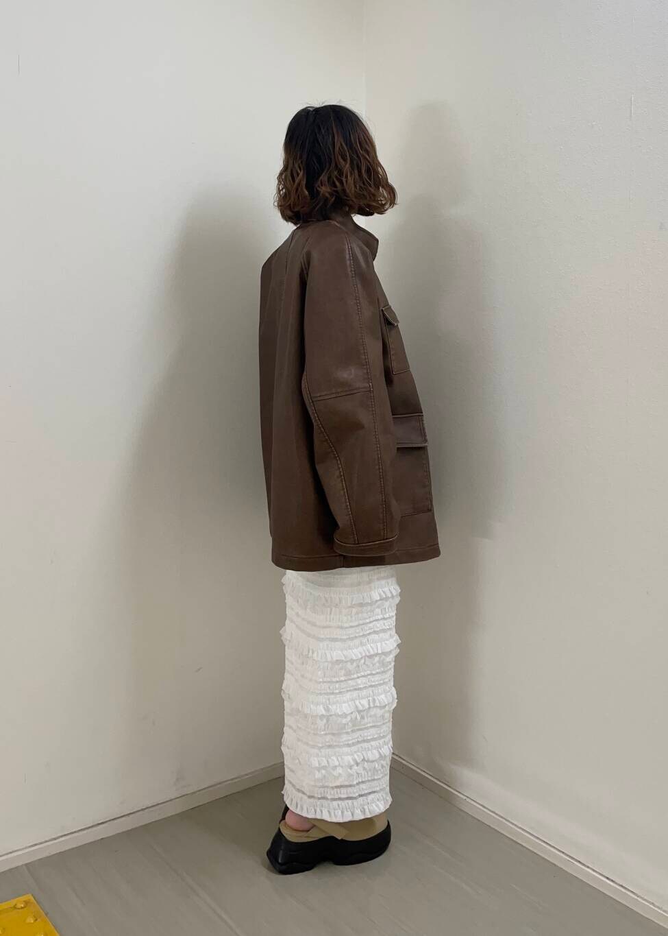 ホワイト系のニット/セーター、ベージュ系のサンダル、ホワイト系のスカートを着用したレディースの冬コーディネートの2枚目の写真