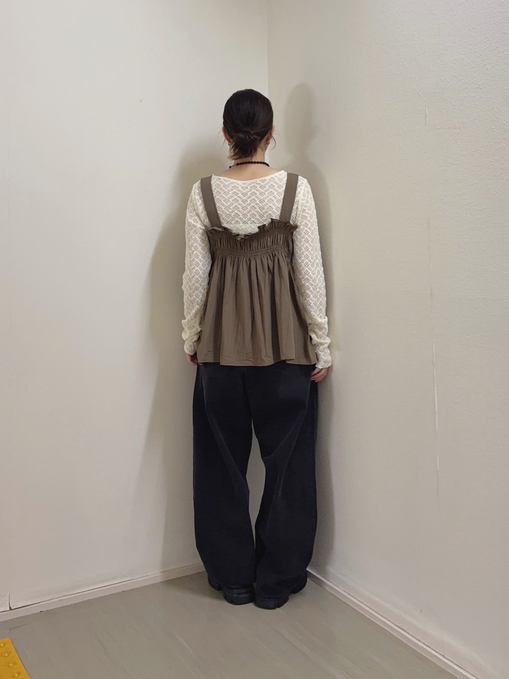 ブラック系のデニムパンツ、ブラック系のスニーカー、ホワイト系のTシャツ/カットソーを着用したレディースの春コーディネートの5枚目の写真