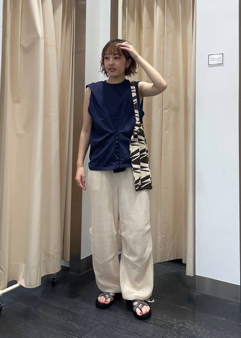 ベージュ系のその他パンツ、ブルー系のTシャツ/カットソーを着用したレディースの夏コーディネートの2枚目の写真