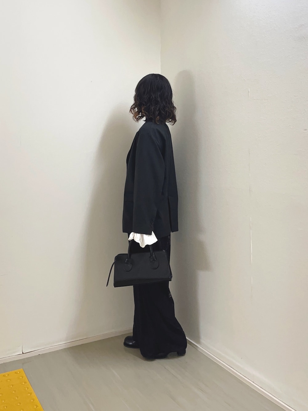 グレー系のその他アウター、ホワイト系のキャミソール、ブラック系のその他パンツを着用したレディースの冬コーディネートの3枚目の写真