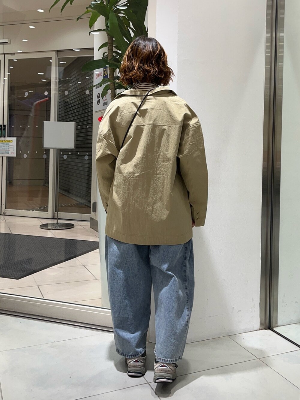 「KBF、kbf_ootd、シャツ、ブラウス、スキッパーシャツ、ボーダー、タートルネック、カットソー、デニム、ワイドデニム、骨格ウェーブ、カジュアルコーデ」｜「KBFのスキッパーオーバーシャツ（シャツ/ブラウス、ベージュ系）」を使った、河野楓佳さん（レディース・157cm）の冬コーディネートの3枚目の写真