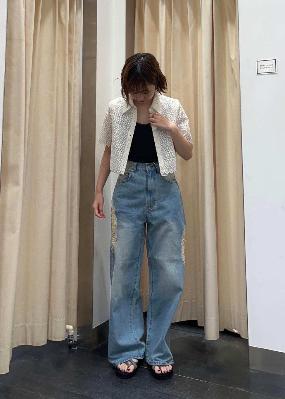 ブルー系のデニムパンツ、ホワイト系のシャツ/ブラウスを着用したレディースの夏コーディネートの2枚目の写真