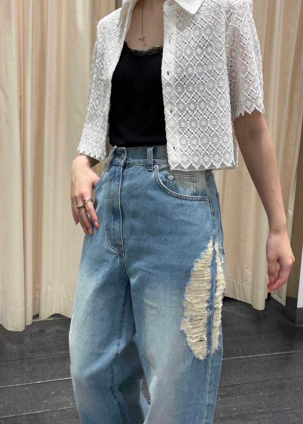 ブルー系のデニムパンツ、ホワイト系のシャツ/ブラウスを着用したレディースの夏コーディネートの3枚目の写真