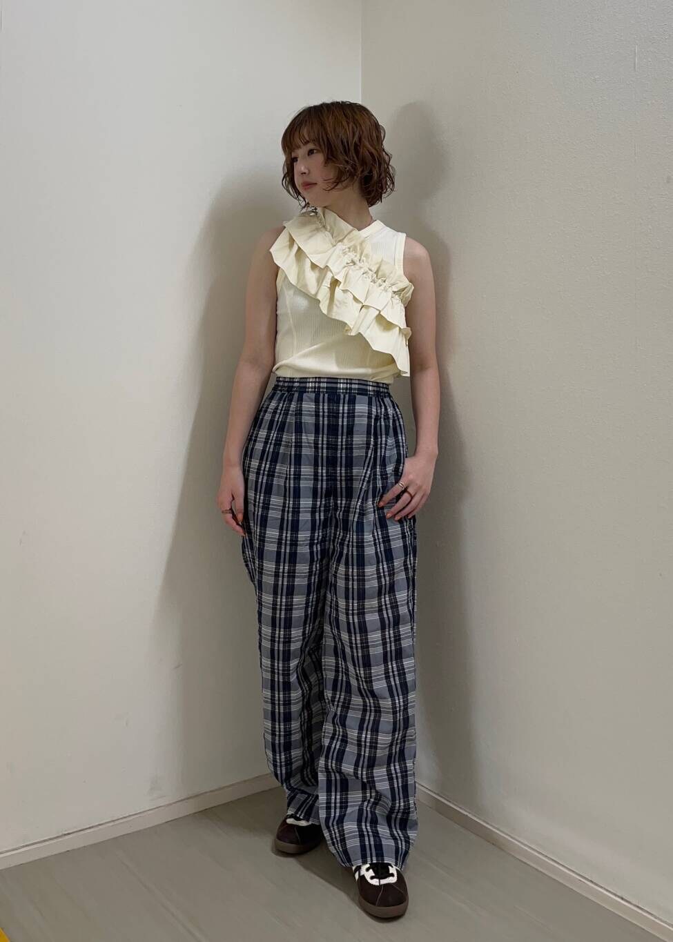 ブルー系のその他パンツ、ホワイト系のタンクトップを着用したレディースの夏コーディネートの2枚目の写真