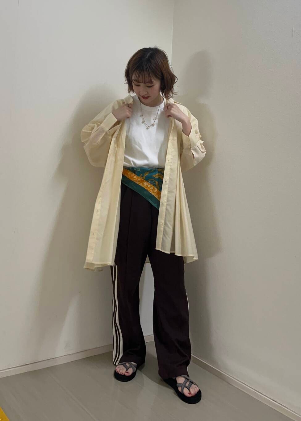 ホワイト系のワンピース、ブラウン系のその他パンツ、グリーン系のバンダナ/スカーフを着用したレディースの夏コーディネートの2枚目の写真