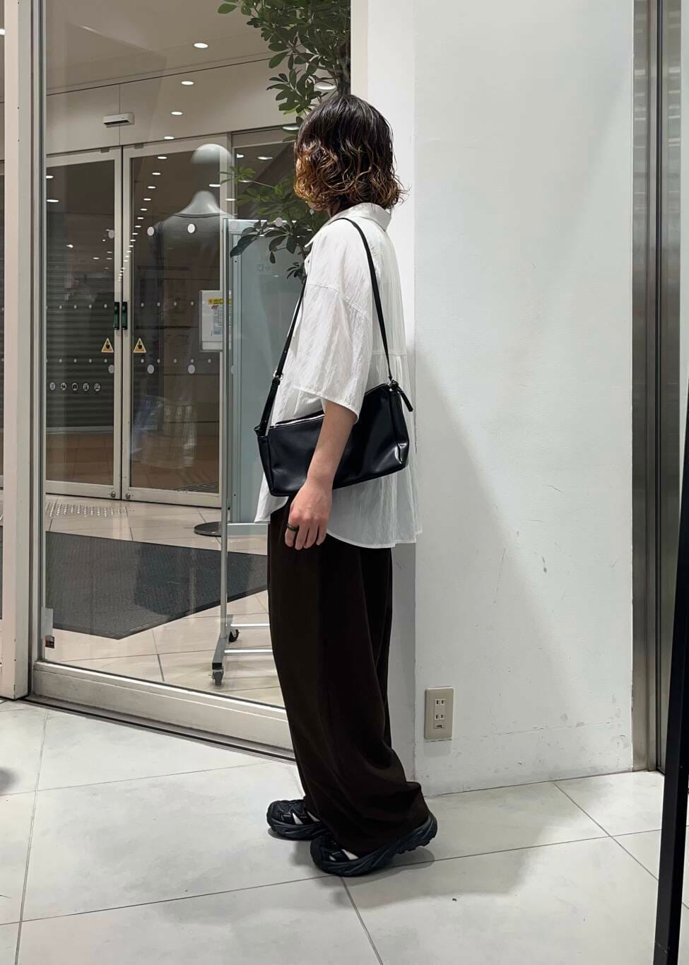 「シャツ、大人カジュアル、ワイドパンツ、KBF、夏コーデ、newarrival、休日スタイル、ウエストゴム、旅行コーデ、骨格ウェーブ、私のイチ推しブランド、トレンドシャツ」｜「KBFのクロップドタンクトップ（タンクトップ、ベージュ系）」を使った、fuurikooさん（レディース・157cm）の春コーディネートの2枚目の写真
