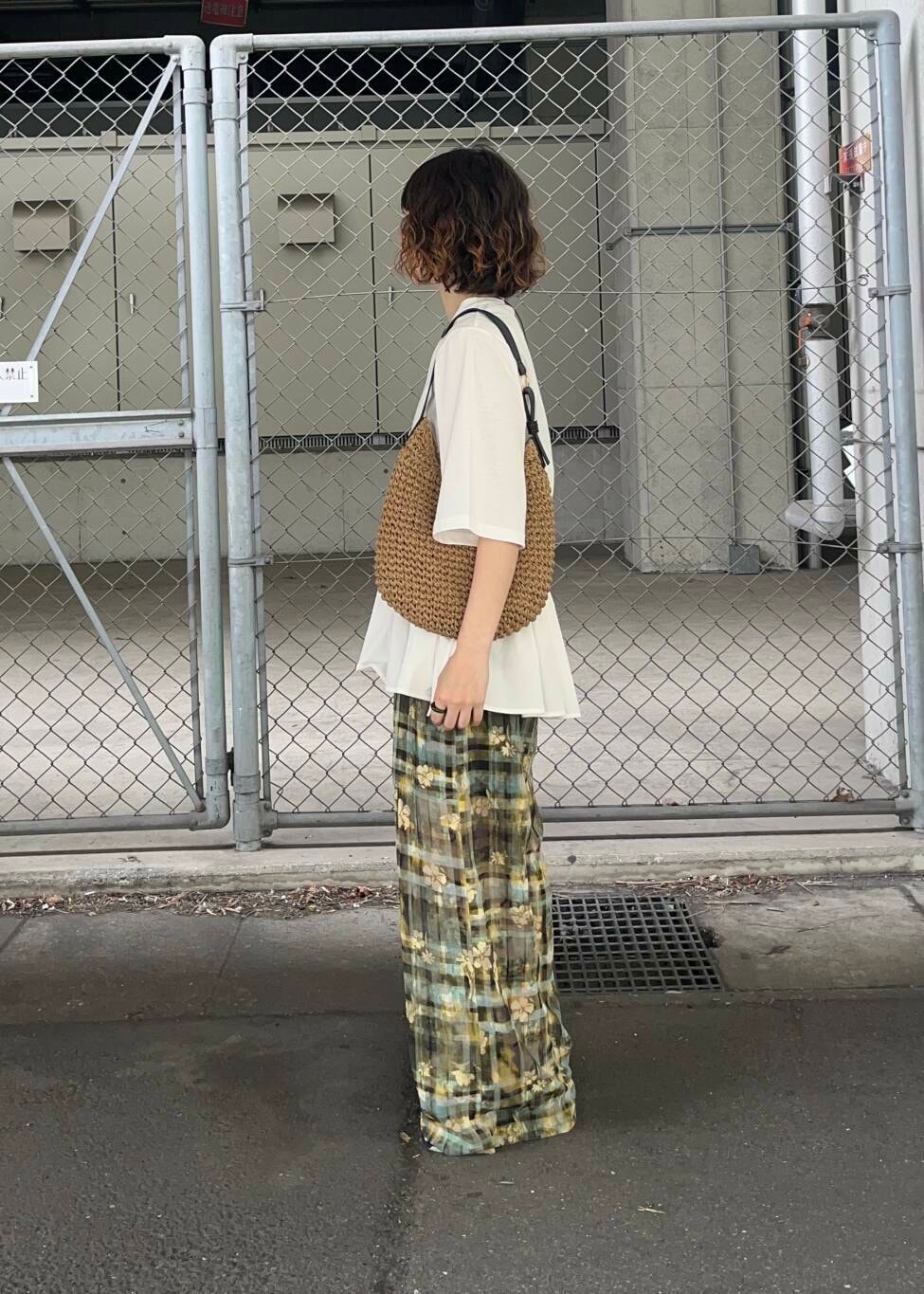 「大人カジュアル、ワイドパンツ、Tシャツ、KBF、夏コーデ、シアーパンツ、ジャガードパンツ、骨格ウェーブ、汗ジミ防止、私のイチ推しブランド、ペプラムデザイン、夏の涼し気パンツコーデ」｜「RODE SKOのプチワンハンドルペーパートートバッグ（トートバッグ、イエロー系）」を使った、河野楓佳さん（レディース・157cm）の夏コーディネートの4枚目の写真