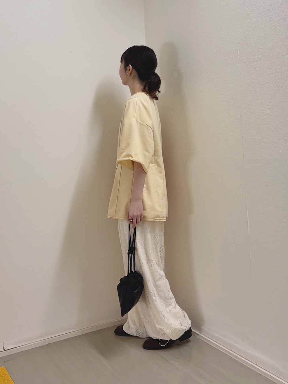 イエロー系のTシャツ/カットソー、ホワイト系のその他パンツ、ブラック系のショルダーバッグを着用したレディースの春コーディネートの3枚目の写真